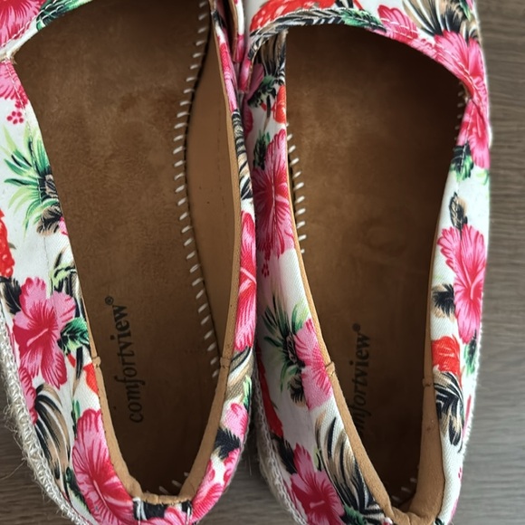 Comfortview Women's The Spencer Slip On Flat Tropical Hawaiian Floral 12 Wide - Picture 8 of 10